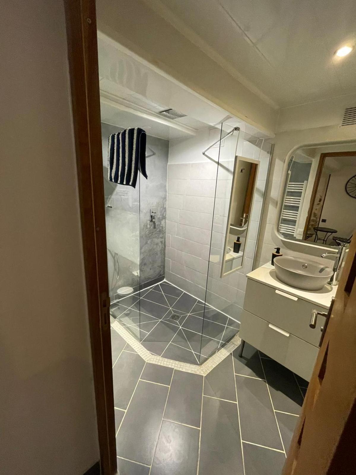 Spacious Town House With Balcony モンタニャック エクステリア 写真